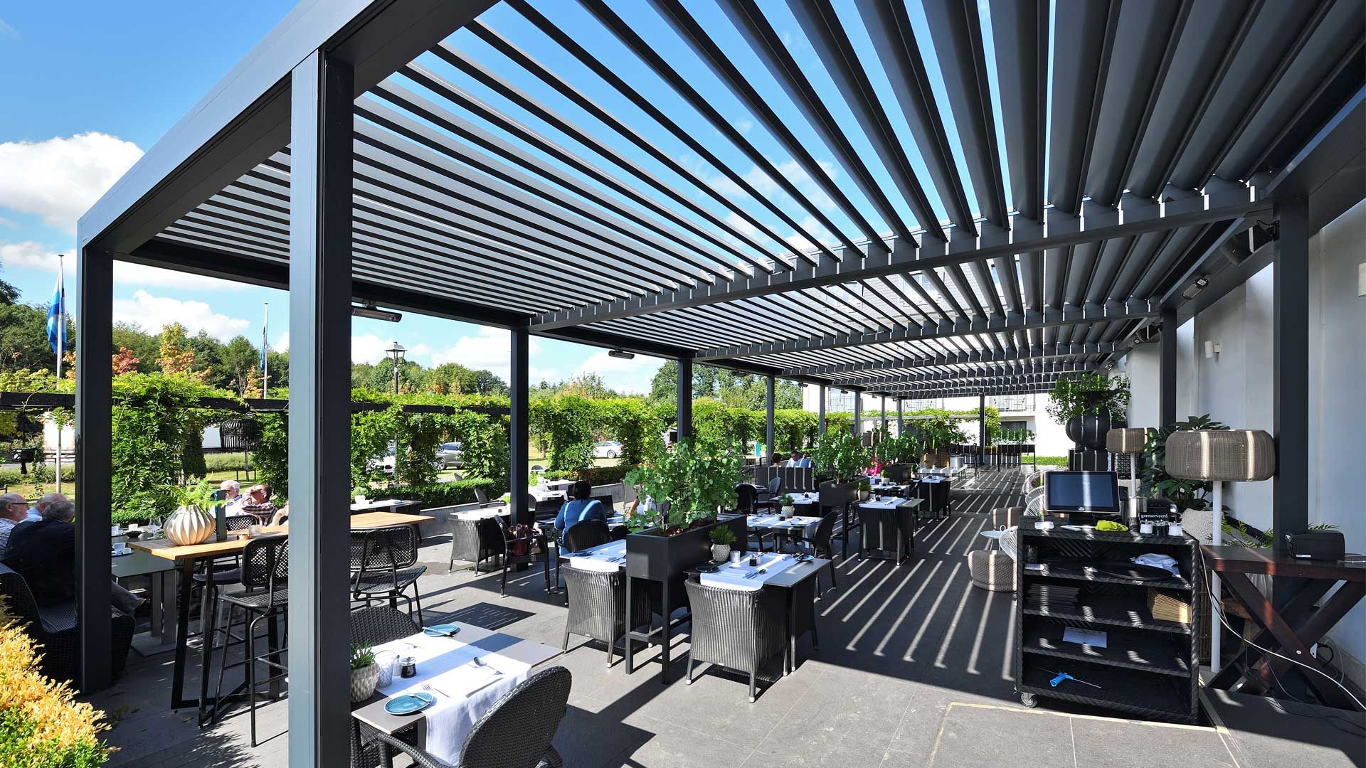 Eine sehr große Terrassenüberdachung von einen Gastronomie Außenbereich.