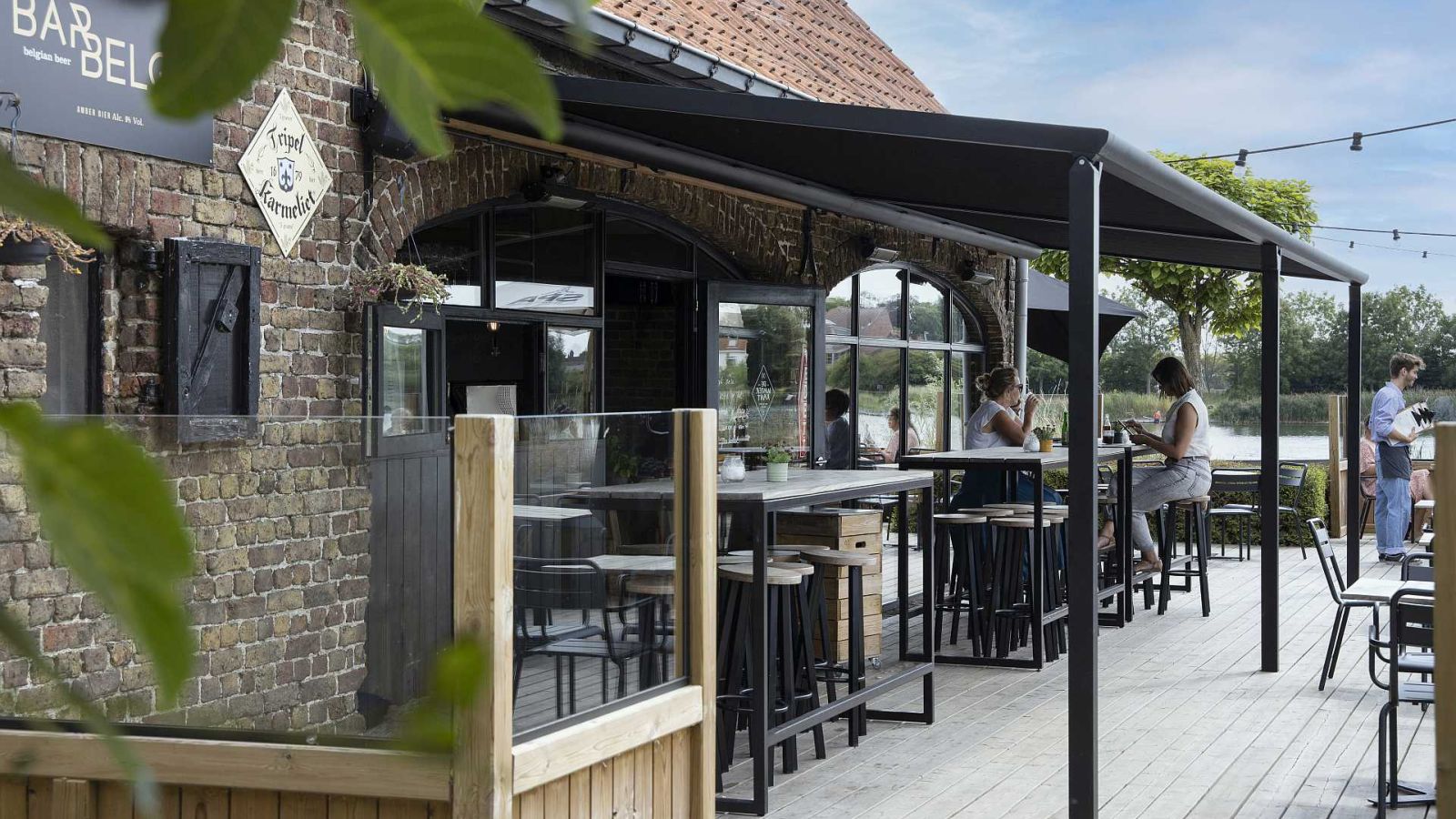 Eine Pergola Markise auf einen Holzterrassenboden.