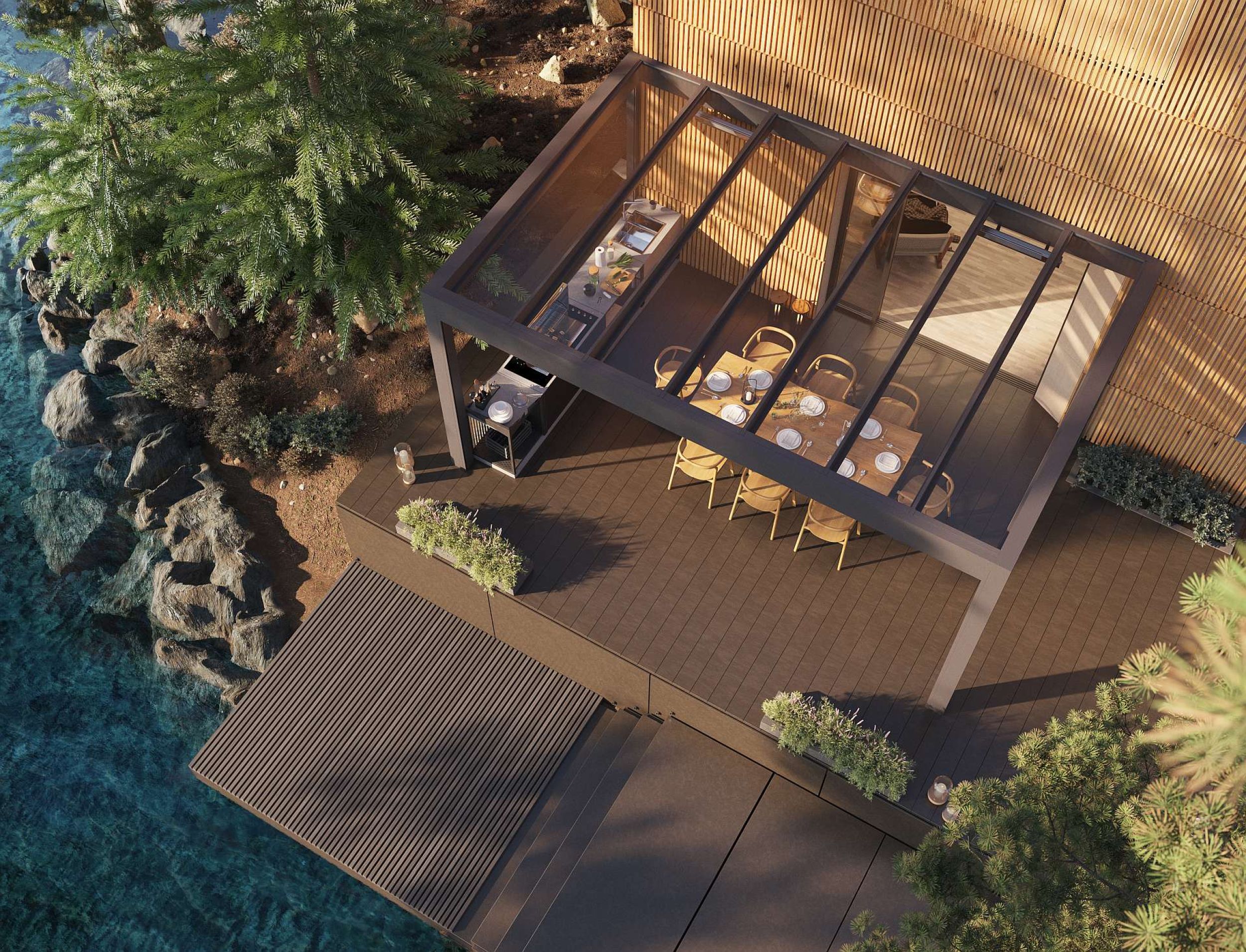 Eine Terrassenüberdachung von einem Holzhaus, welches an einen Steg gelegen ist.