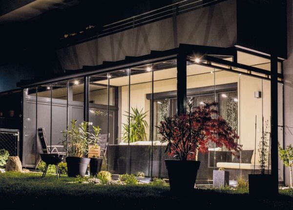 Terrassenüberdachung Fürth 16 Ein Terrassendach mit LED Beleuchtung bei Nacht.