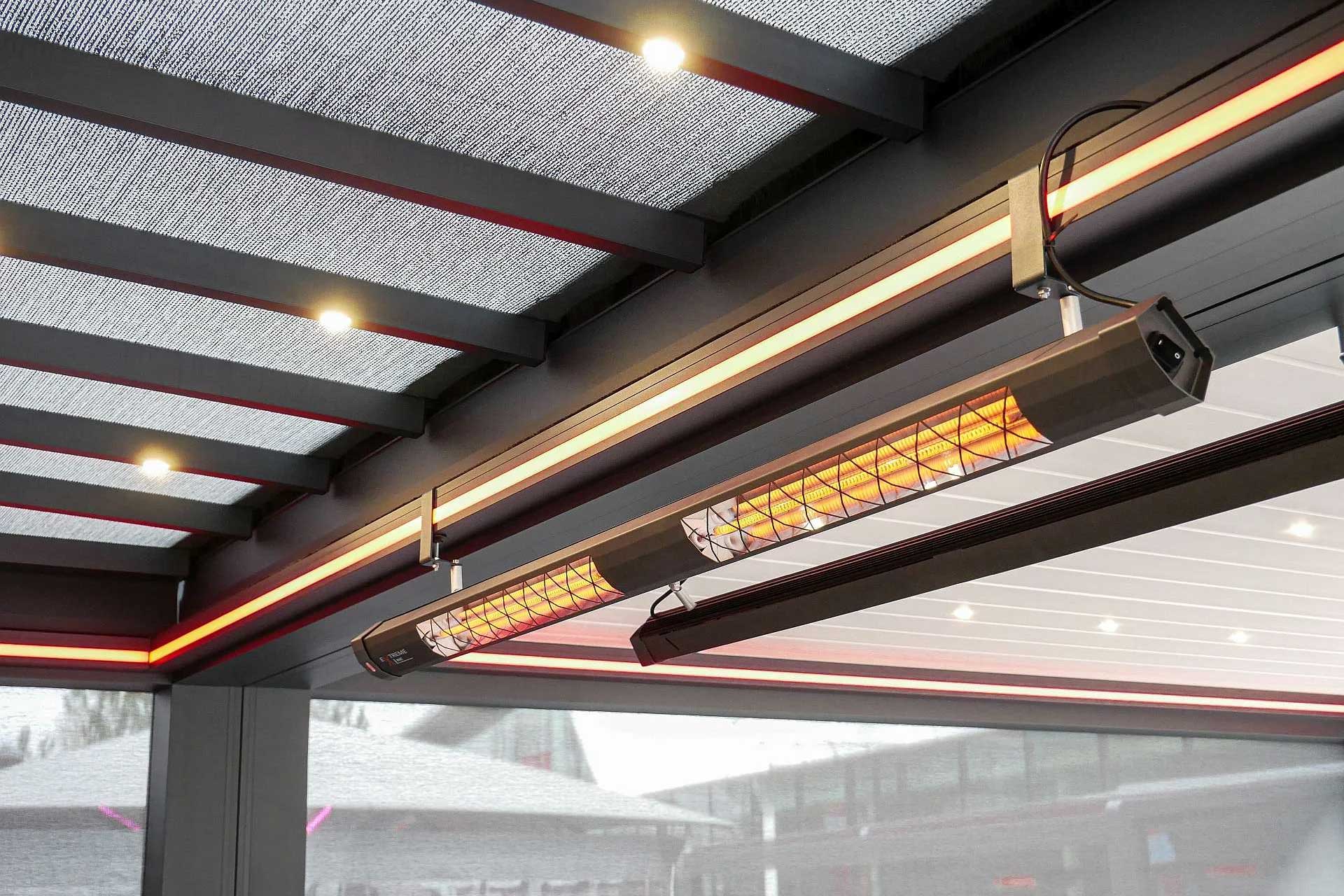 Ein Terrassendach mit einer Infrarotheizung am Querbalken.