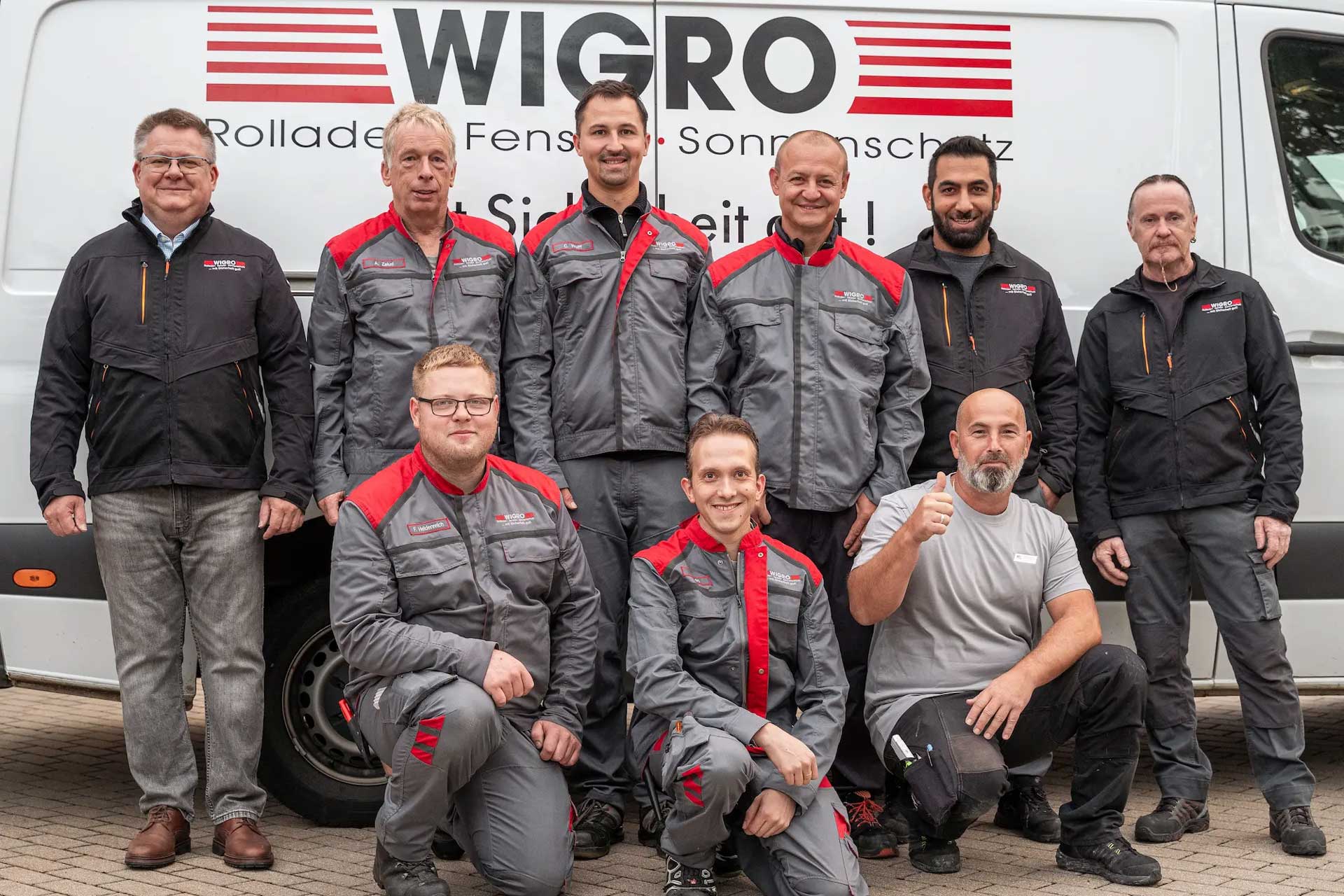 Das Wigro Team für Erlangen. Neun Personen stehen vor dem Firmentransporter.