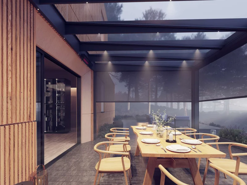 Glas Terrassendach über einen großen Holztisch der gedeckt ist mit Stühlen an Seiten.