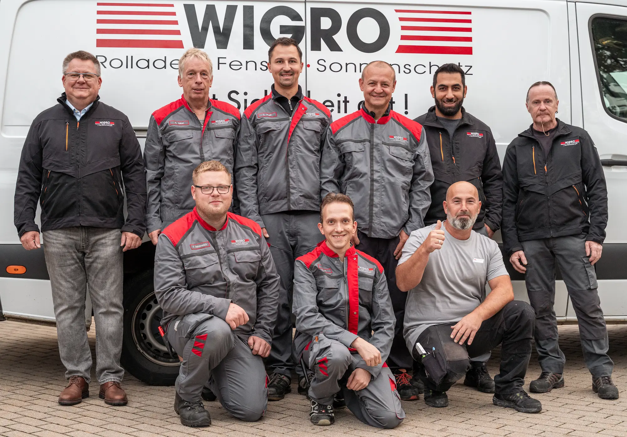 Das Wigro Team für Hof. Neun Personen stehen vor dem Firmentransporter.