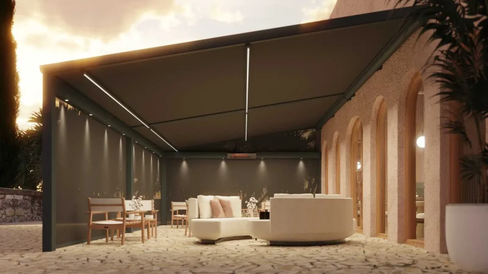 Eine mit Jalousien geschlossene Pergola Markise an einem mediterranen Haus.