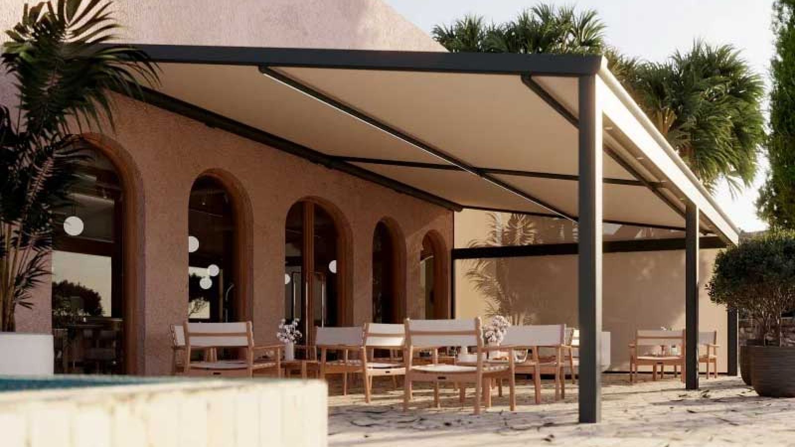 Eine große Pergola Terrassenüberdachung mit mehreren Sitzgruppen darunter.