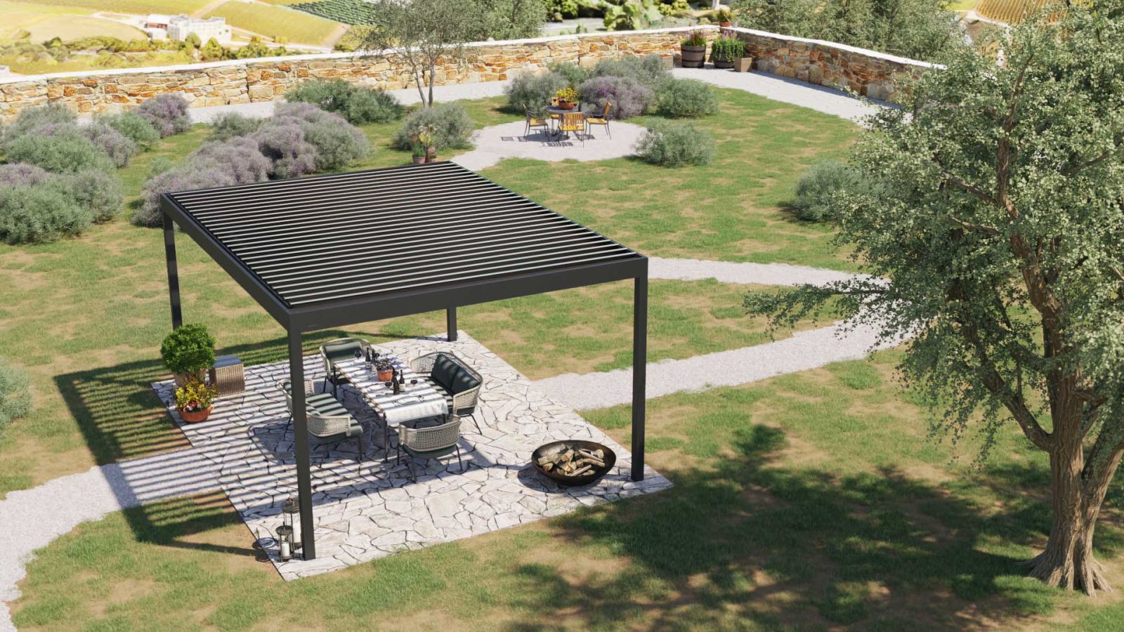 Terrassenüberdachung Nürnberg 3 Eine komplett freistehende Lamellendach Terrasse in mitten eines großen Gartens. Darunter befindet sich eine Sitzgruppe mit Feuerschale.