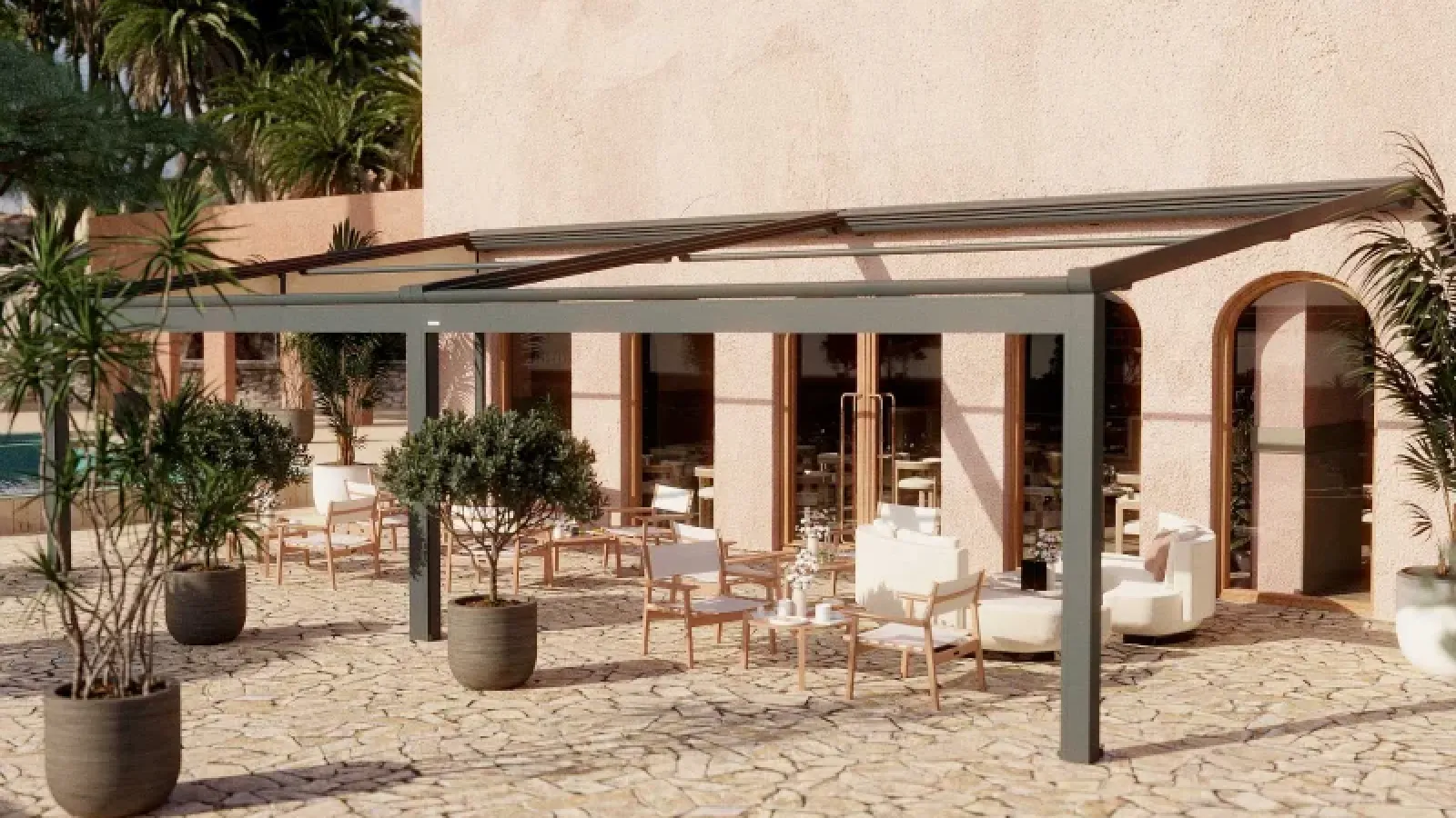 Die Sonne scheint an eine Hauswand mit einer dunkelgrauen Pergola Markise.