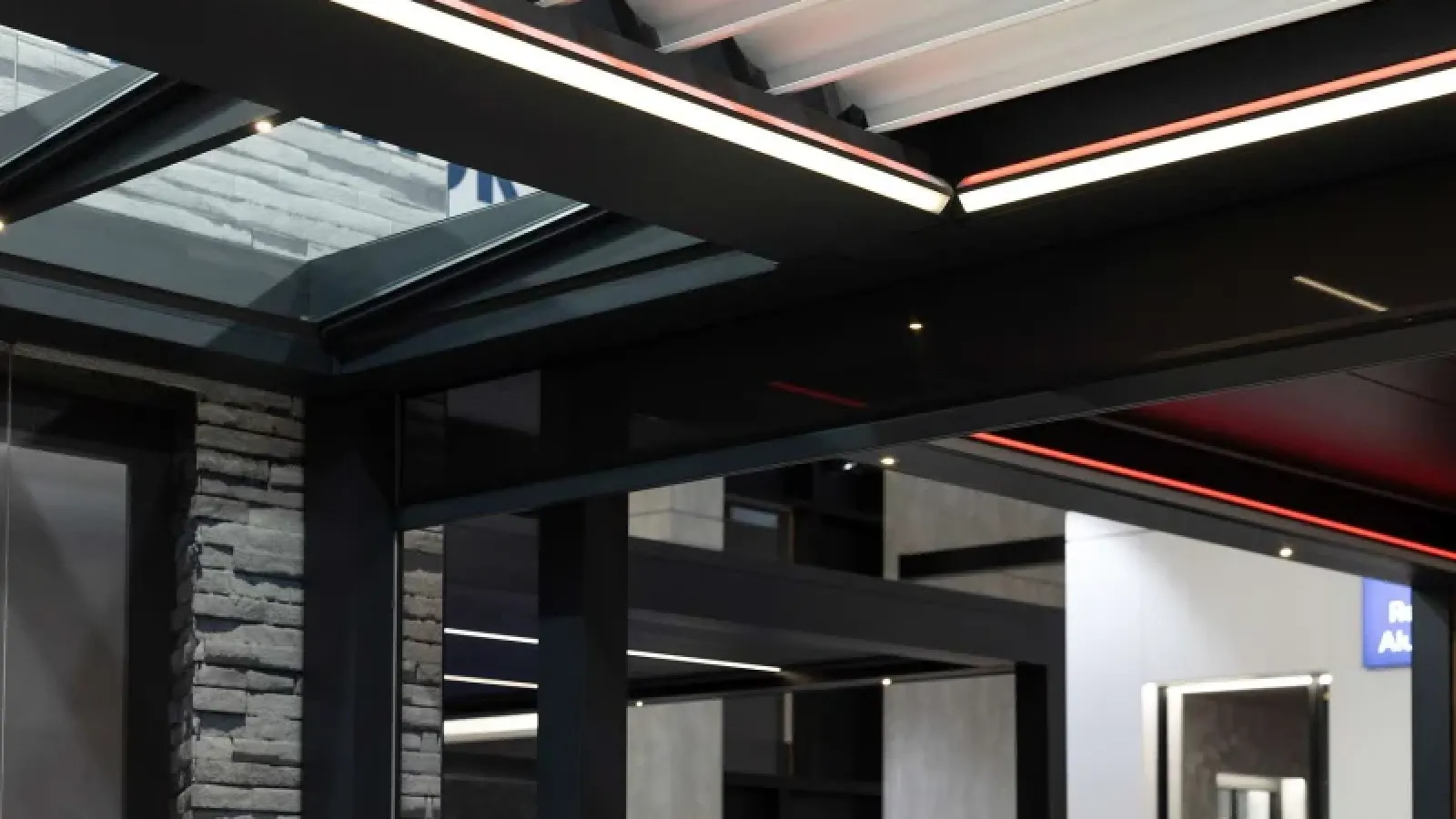 Lamellen mit Glas an und in einem Terrassendach.