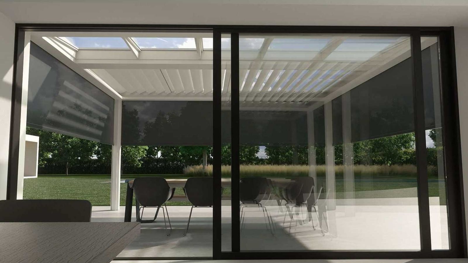 Vom Innenbereich wird nach draußen auf das Lamellendach mit Glas geblickt. Die Seiten können mit dunkelgrauen Sonnenschutz gesteuert werden.
