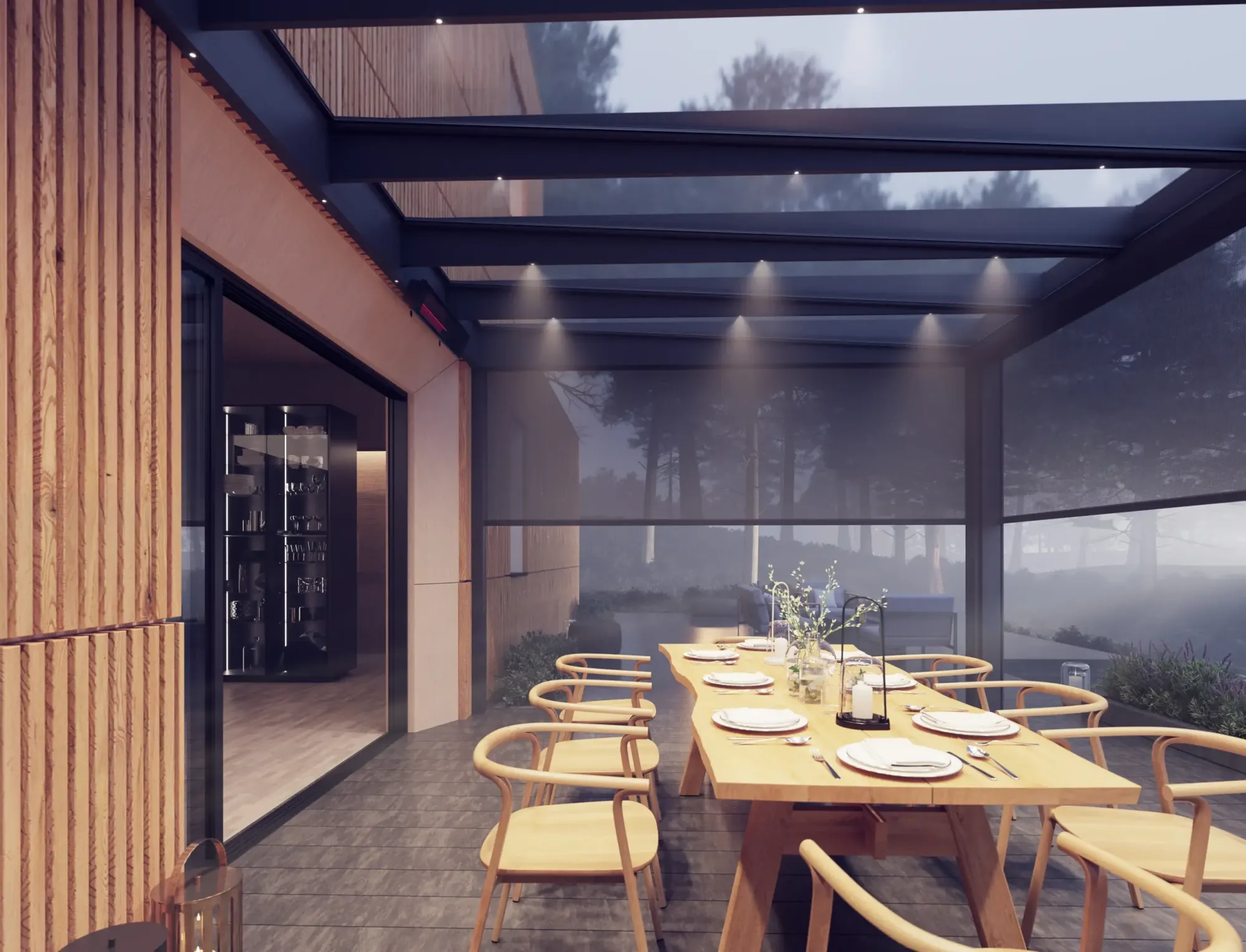 Eine Terrassenüberdachung über einen großen Holztisch der gedeckt ist mit Stühlen an Seiten.